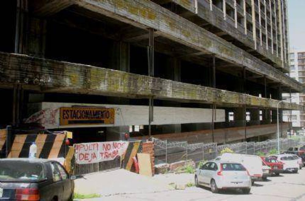 Clausuraron una cochera c�ntrica y los trabajadores le apuntaron al Intendente