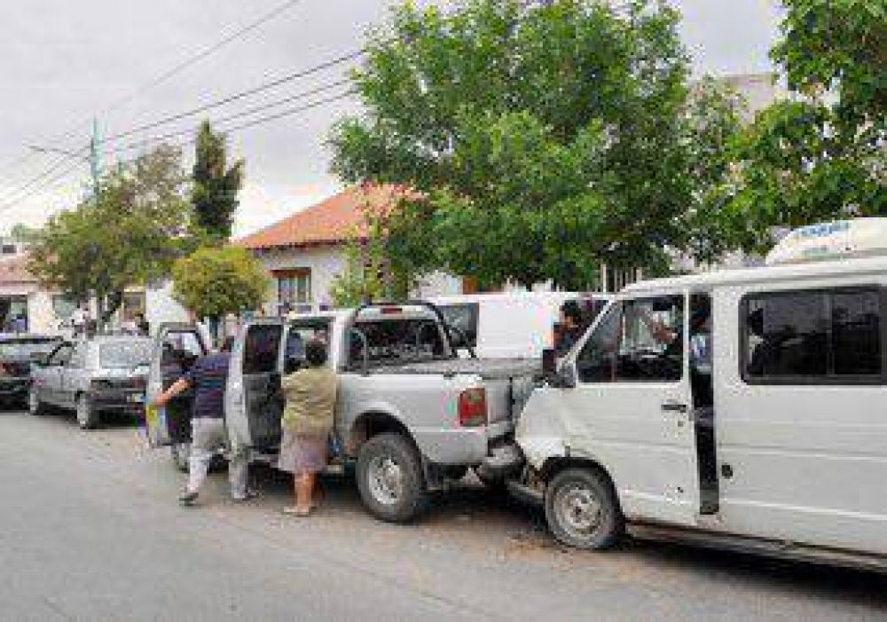 Esperaban en el sem�foro y los chocaron desde atr�s 