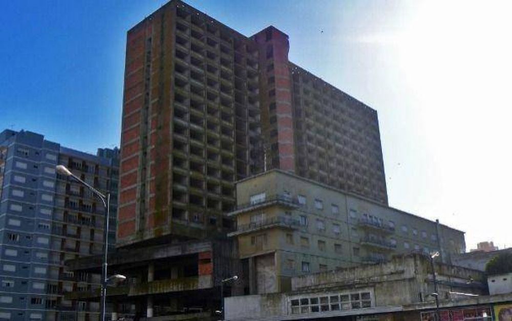 Polmica por la clausura del estacionamiento del exhotel Royal