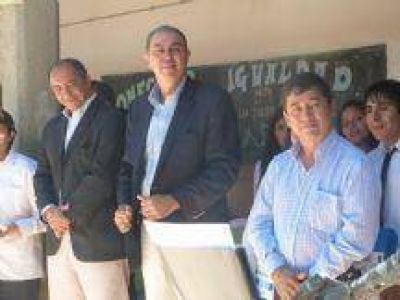 El Senador electo Rodolfo Urtubey visit� Los Toldos y asegur� que "el plan Conectar Igualdad genera m�s oportunidades"