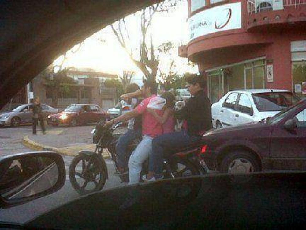 Una embarazada, su pareja, dos ni�os y el perro iban en una moto en Paran� 