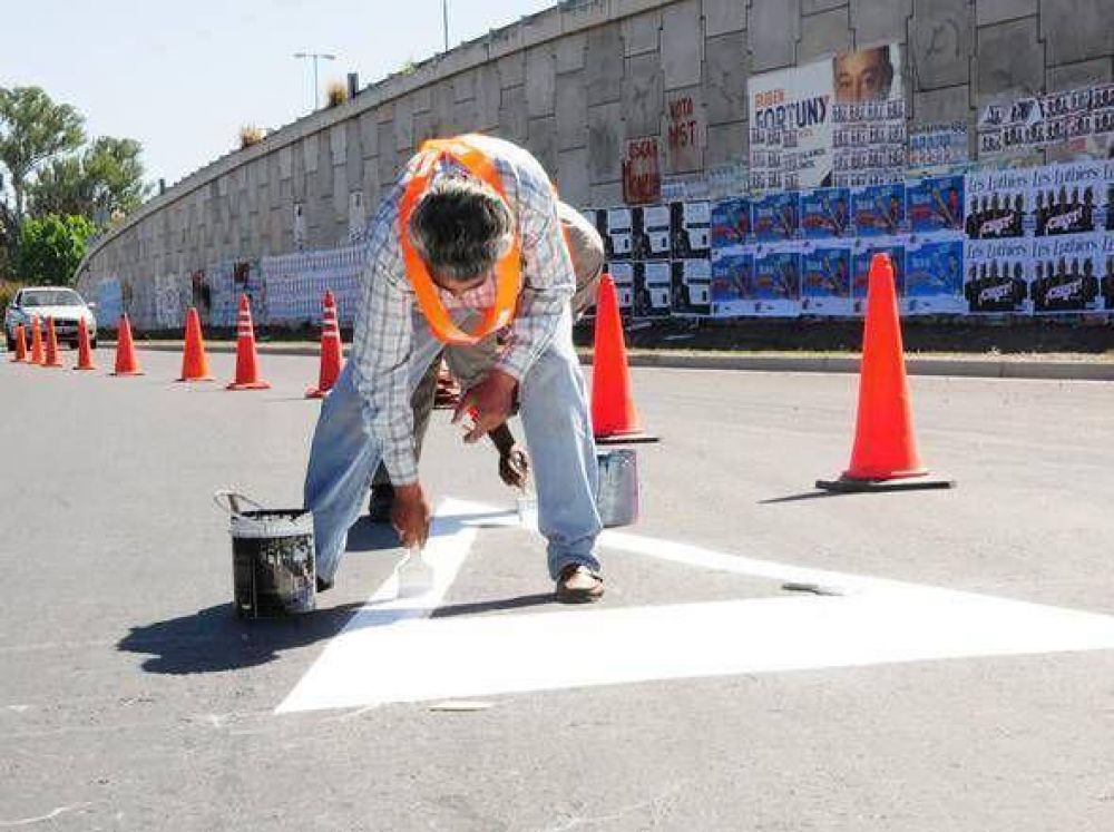 Contin�an los trabajos de se�alizaci�n en la rotonda de Limache y en la avenida Felipe Varela