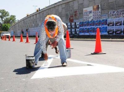 Contin�an los trabajos de se�alizaci�n en la rotonda de Limache y en la avenida Felipe Varela