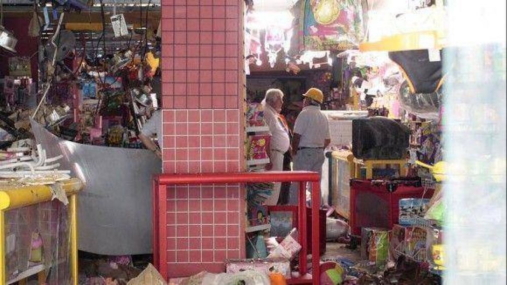 Temen que colapse el edificio incendiado en el centro