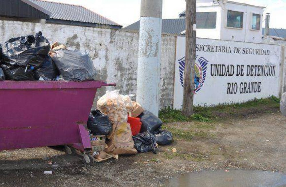 Bolsas de pan son arrojados a la basura a diario en la Unidad de Detenci�n N� 1