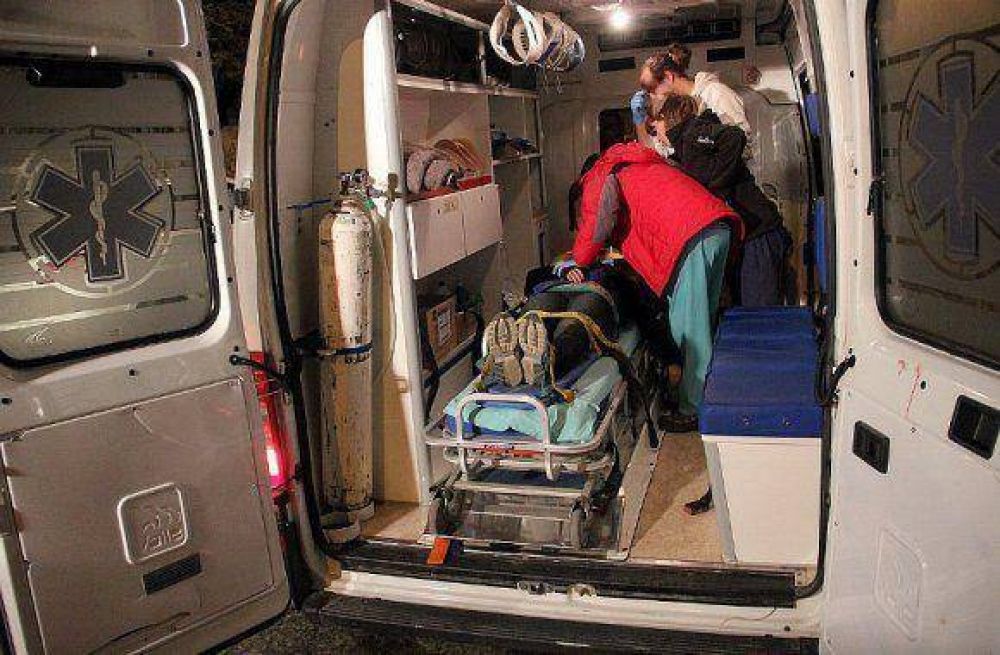 Dos personas fueron hospitalizadas en un violento choque