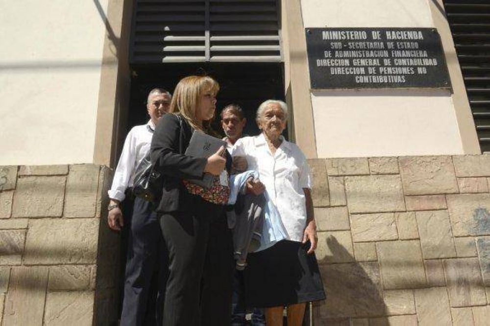 La abuela argentina devolvio el dinero reclamado por su pension al ministerio de hacienda del Paraguay