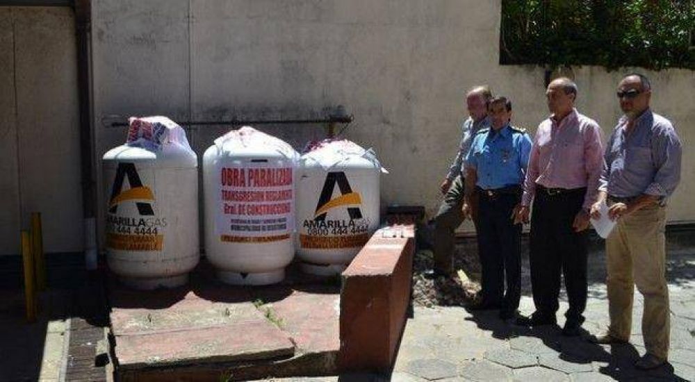 Clausuran garrafas de un edificio de departamentos