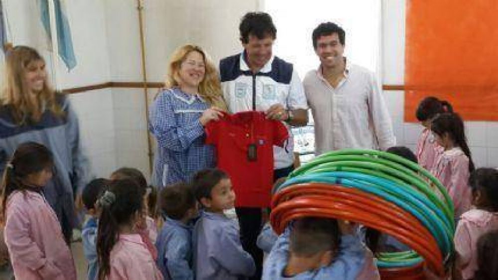 Juan Curuchet entreg� materiales deportivos y remeras en el jard�n N� 940