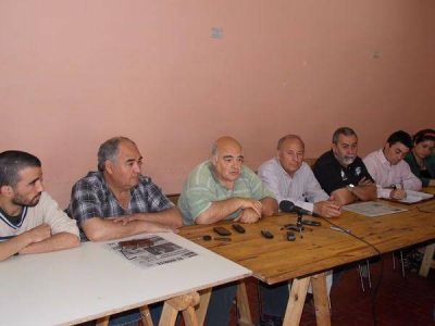 La Intersindical llam� a un plenario