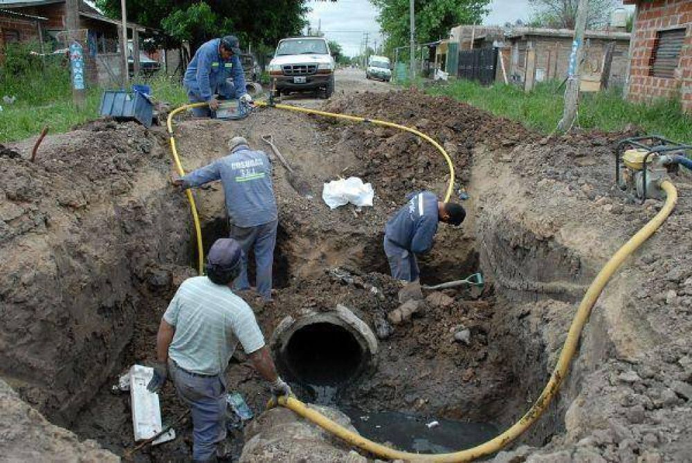 Presidente Per�n: Limpian entubamiento en Los Pinos