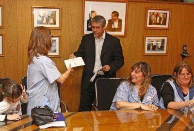 Ferraresi entreg� subsidios para escuelas y jardines de Avellaneda