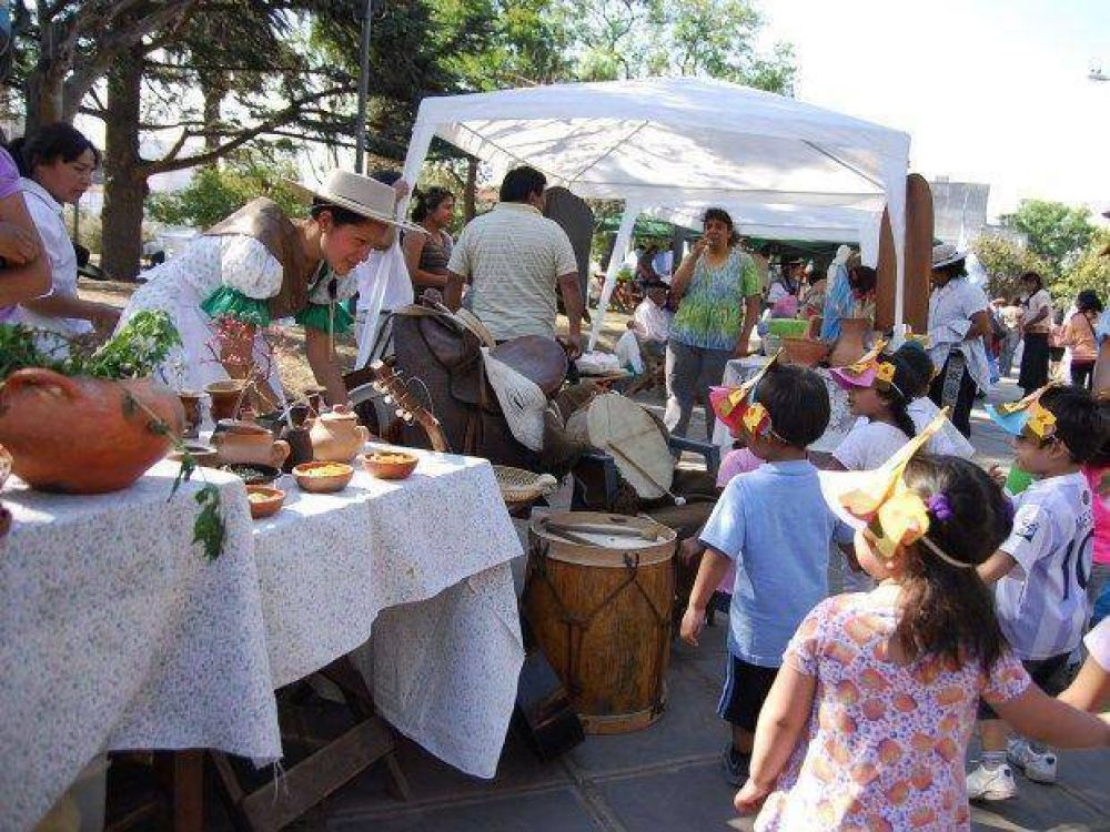 Tradicional mateada y un patio criollo en la plaza Belgrano