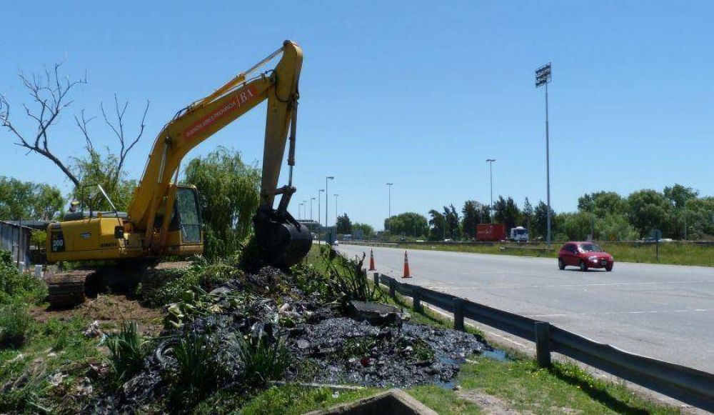 Quilmes: Se realizan limpieza de canales en la Autopista Bs.As-La Plata