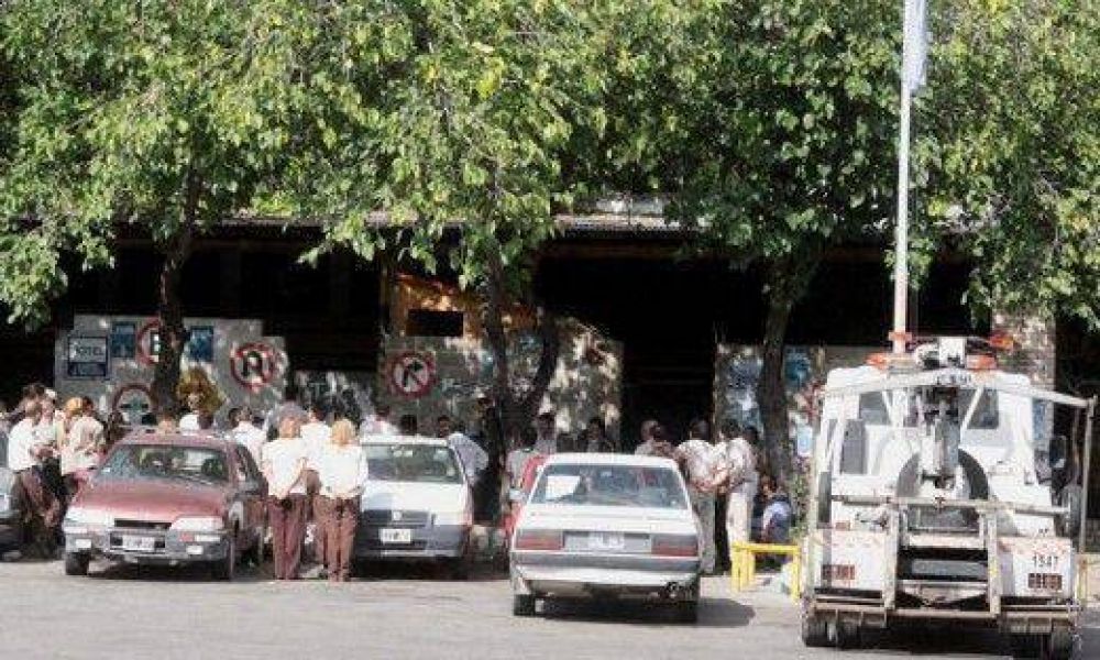 Ins�lito: inspectores removieron auto oficial y funcionarios lo sacaron del corral�n