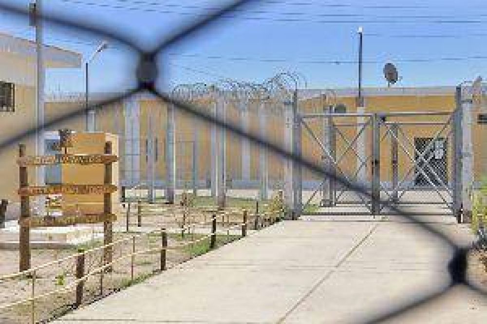 Detectan ingreso clandestino de alcohol y prostitutas en el Penal Federal de Colonia Pinto