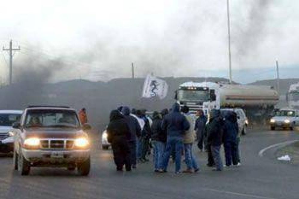LOS PETROLEROS DE CHUBUT LEVANTARON EL PARO Y SE RE�NEN EN BUENOS AIRES