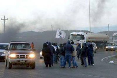 LOS PETROLEROS DE CHUBUT LEVANTARON EL PARO Y SE RE�NEN EN BUENOS AIRES