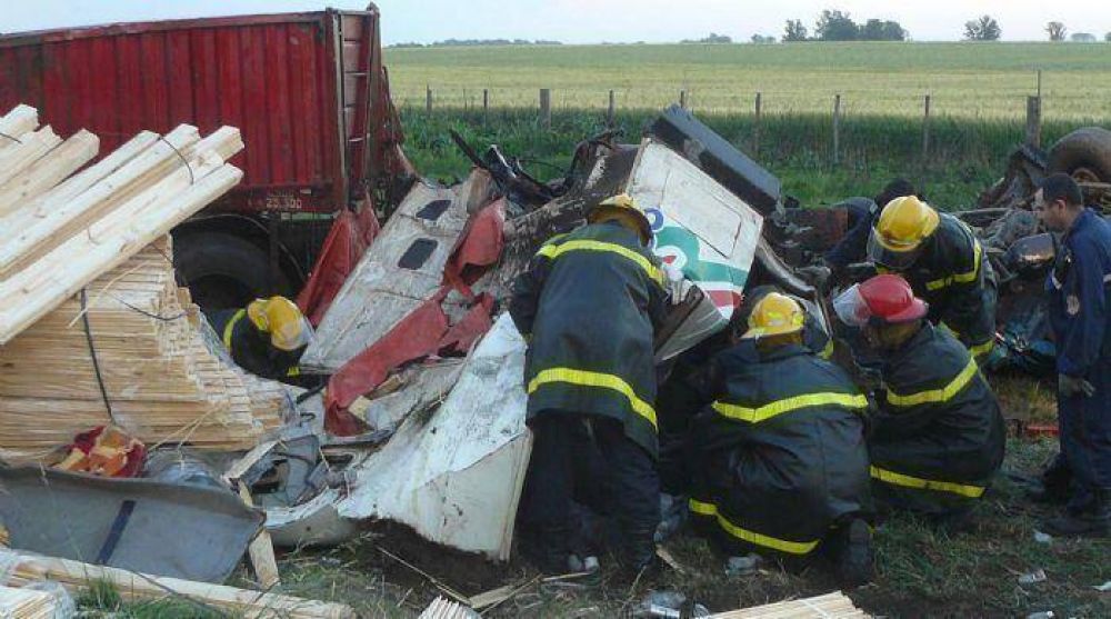Cinco muertos al chocar un cami�n y una camioneta en la ruta 5