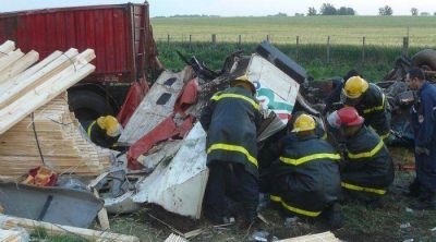 Cinco muertos al chocar un cami�n y una camioneta en la ruta 5