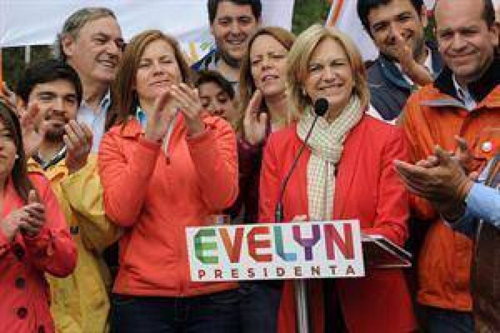 La implosin de la derecha chilena le allana el camino a Bachelet