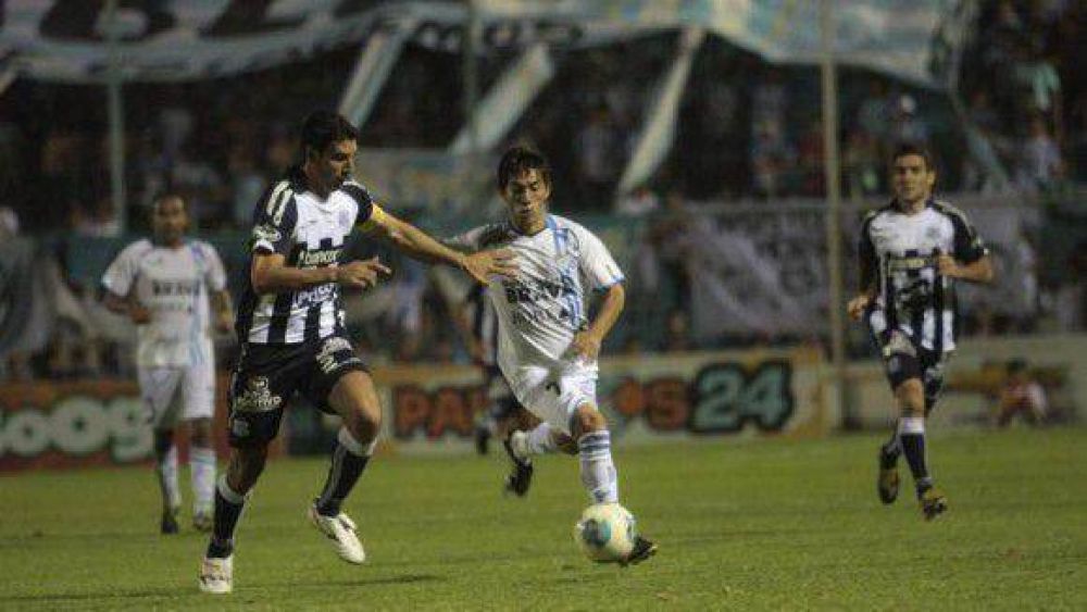Atl�tico festej� en casa y no se baja de la lucha