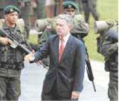 Uribe en el centro del di�logo