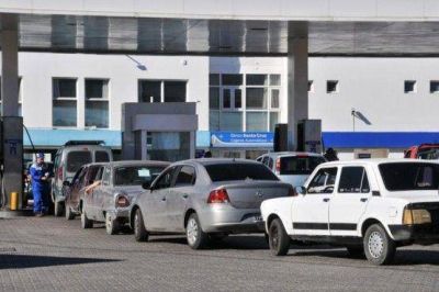 Estacioneros piden que solo carguen combustible quienes realmente lo necesiten