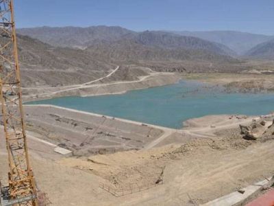 Comienzan a instalar la maquinaria pesada del dique Punta Negra