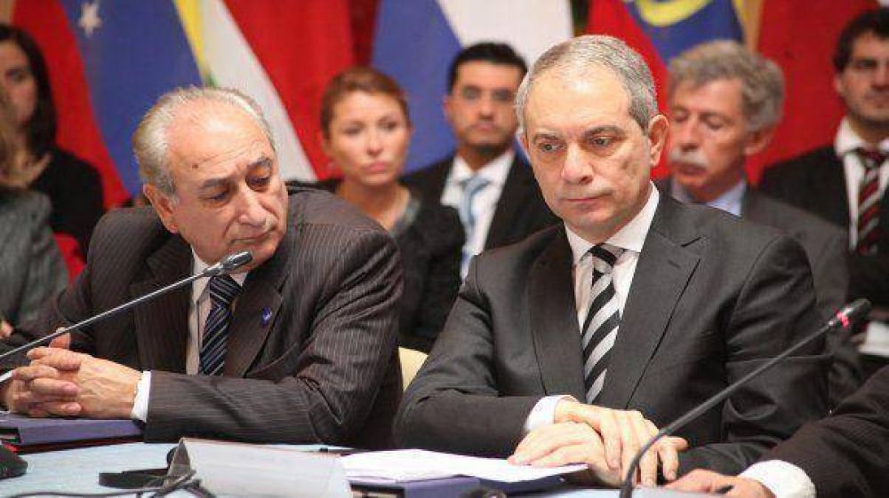 El Gobierno rechaz� una ley de derribo: "El pa�s no prev� la pena de muerte", advirti� Alak
