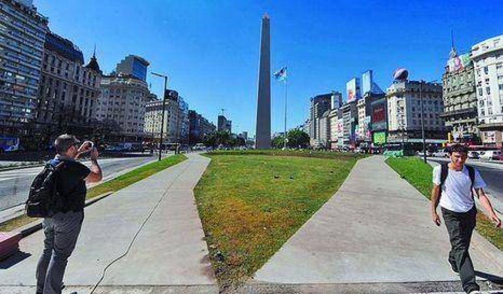 Construyen senderos en la Plaza de la Rep�blica