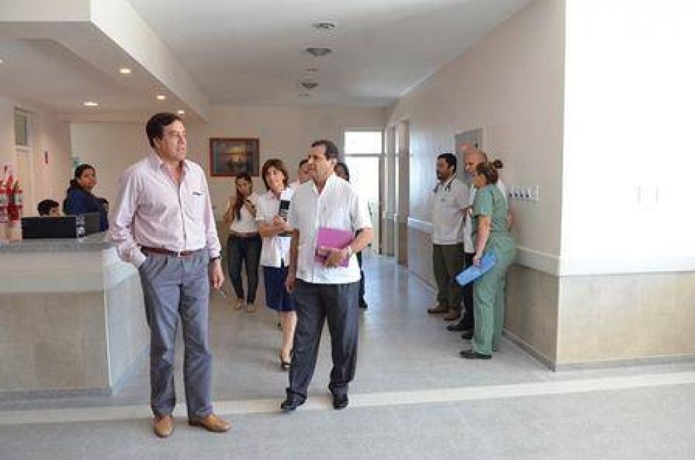 El ministro Decima encabez� reuni�n de trabajo en nuevo hospital del Eva Per�n