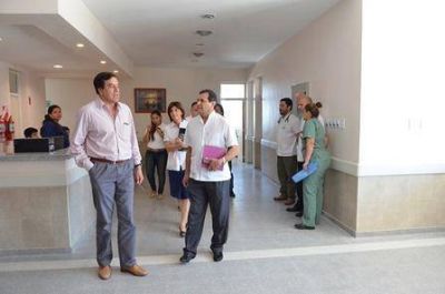 El ministro Decima encabez� reuni�n de trabajo en nuevo hospital del Eva Per�n