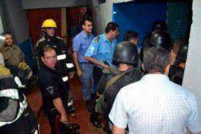 Resistencia: Quema de colchones en la Comisar�a Primera
