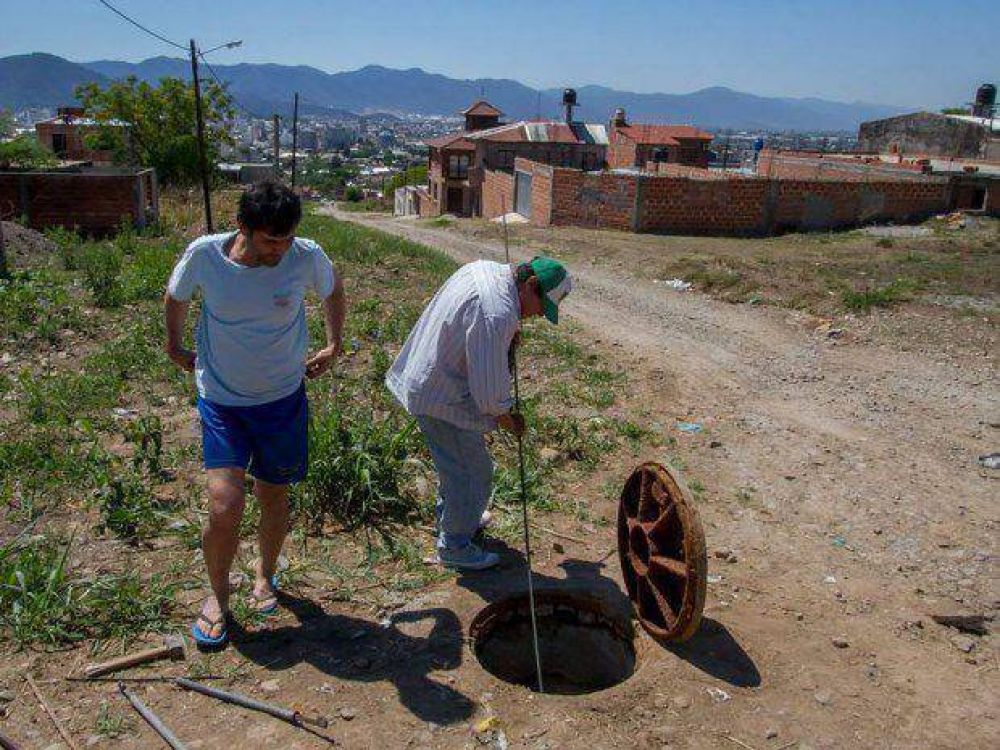 Destrancan cloacas por sus propios medios