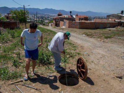 Destrancan cloacas por sus propios medios