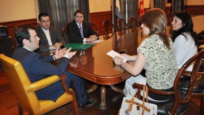 Entregaron susidio al colegio Santiago Apostol