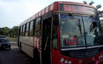 Manose� a una nena en el colectivo: los pasajeros lo redujeron y casi lo linchan