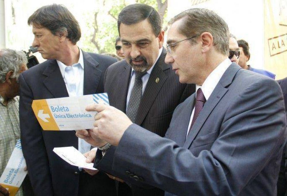 El d�a que se aprobaron las PASO, el PJ exhibi� el voto electr�nico