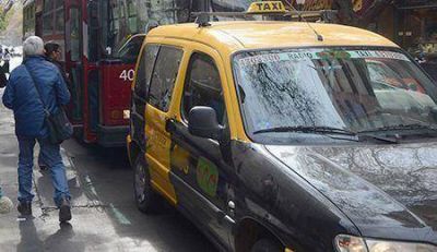 Los taxistas deber�n circular con una credencial obligatoria