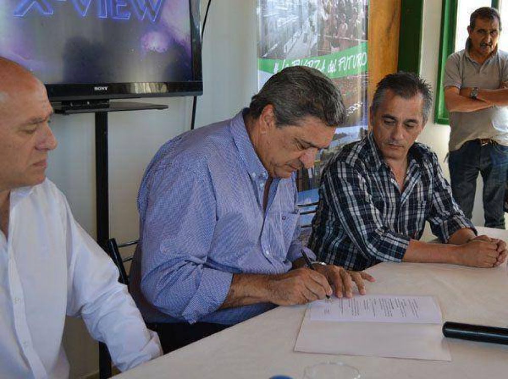 Se firm� el convenio para proveer de agua potable a Los Talas