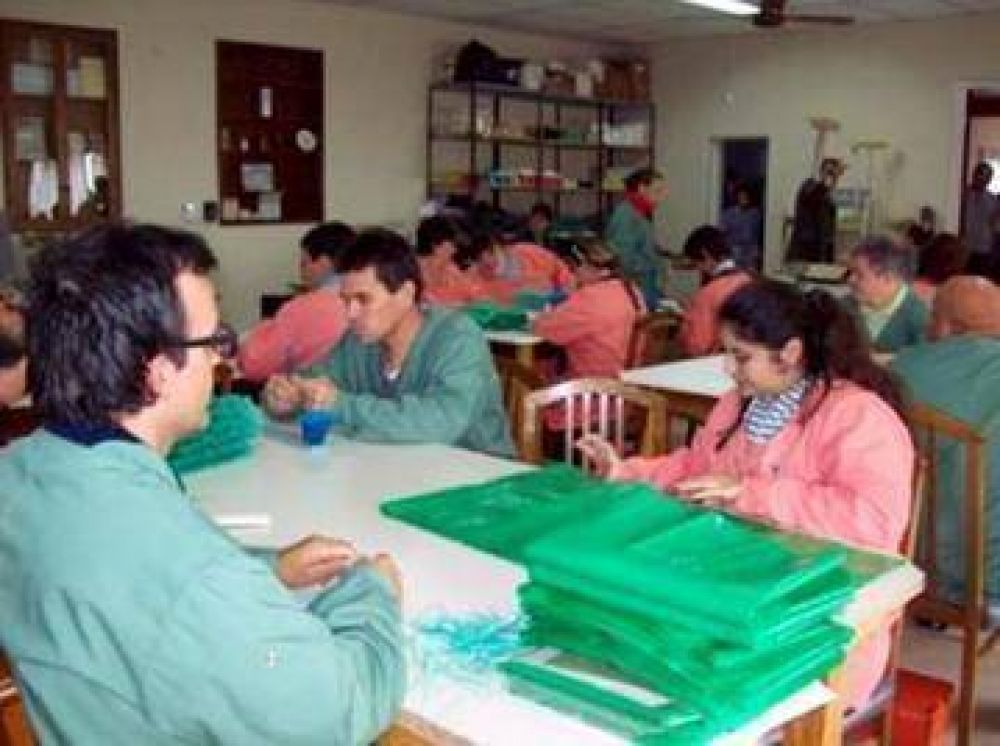 S�nchez entreg� subsidio de 23 mil pesos para COADIS
