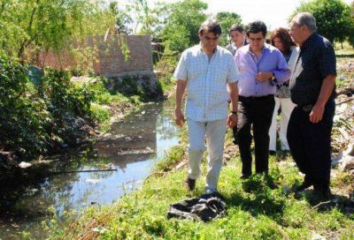 Junto a Guti�rrez, Arl�a anunci� que el 4 de diciembre se abrir� los sobres de la concursa de precios para construir el Tercer Carril de la Autopista 