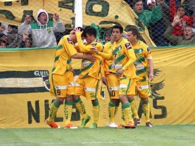 Defensa Gan�, gust�, gole� y es el �nico puntero