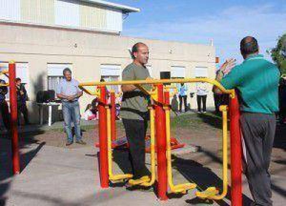 Inauguran plaza en el Polideportivo comunal