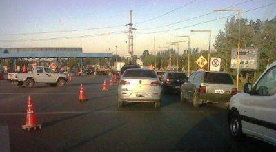 Peque�o grupo de camioneros bloque� los puentes