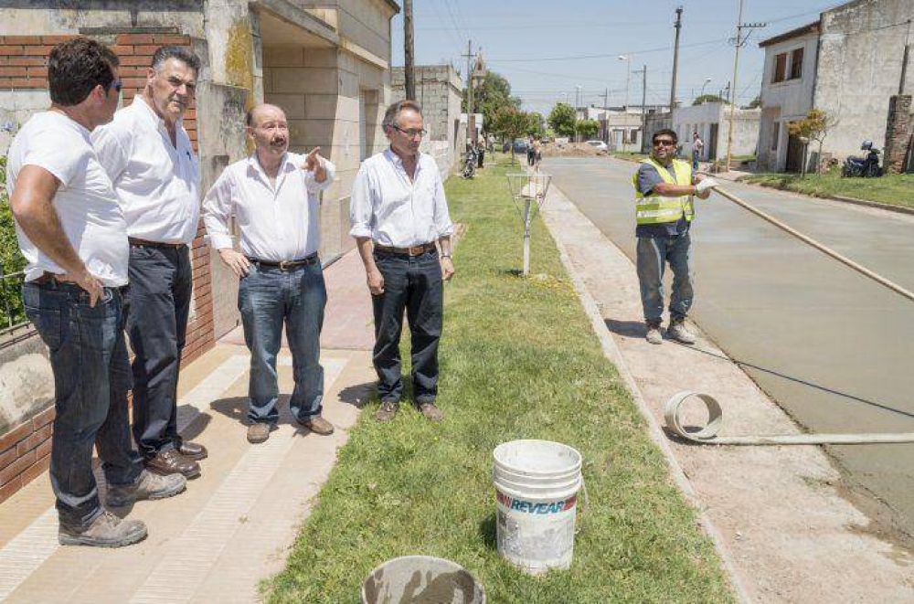 "Estamos concretando al d�a de hoy 70 cuadras de asfalto en la ciudad"