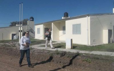Inspeccionan las obras en un barrio