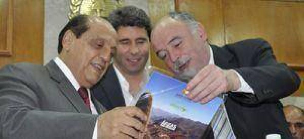 San Juan recibi� camiones y aportes para municipios