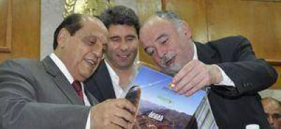 San Juan recibi� camiones y aportes para municipios